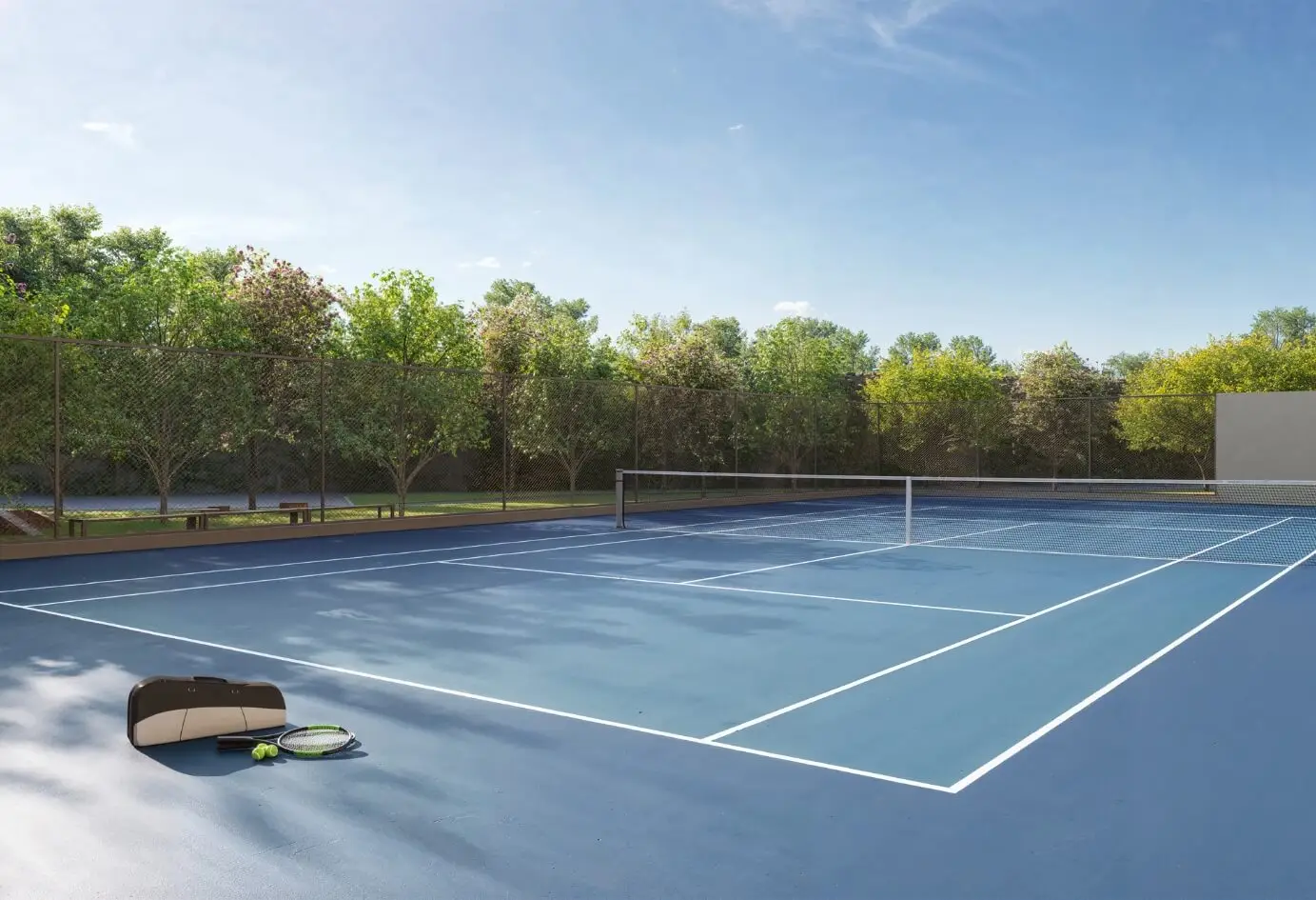 Quadra de tênis em espaço aberto, cercada por natureza exuberante e tranquila