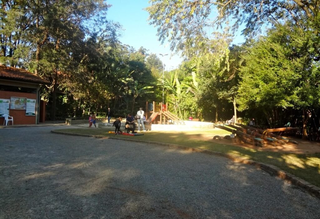 Parque infantil tranquilo e arborizado no Jardim da Hípica, SP