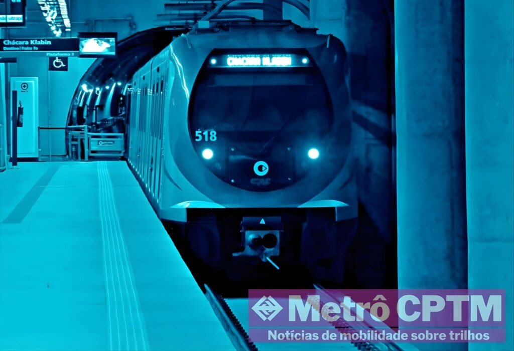 Trens modernos do metrô em estação Jardim da Hípica, São Paulo.