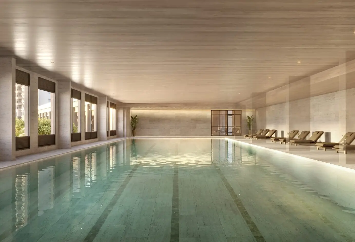 Luxuosa piscina interna com iluminação natural e área de descanso elegante